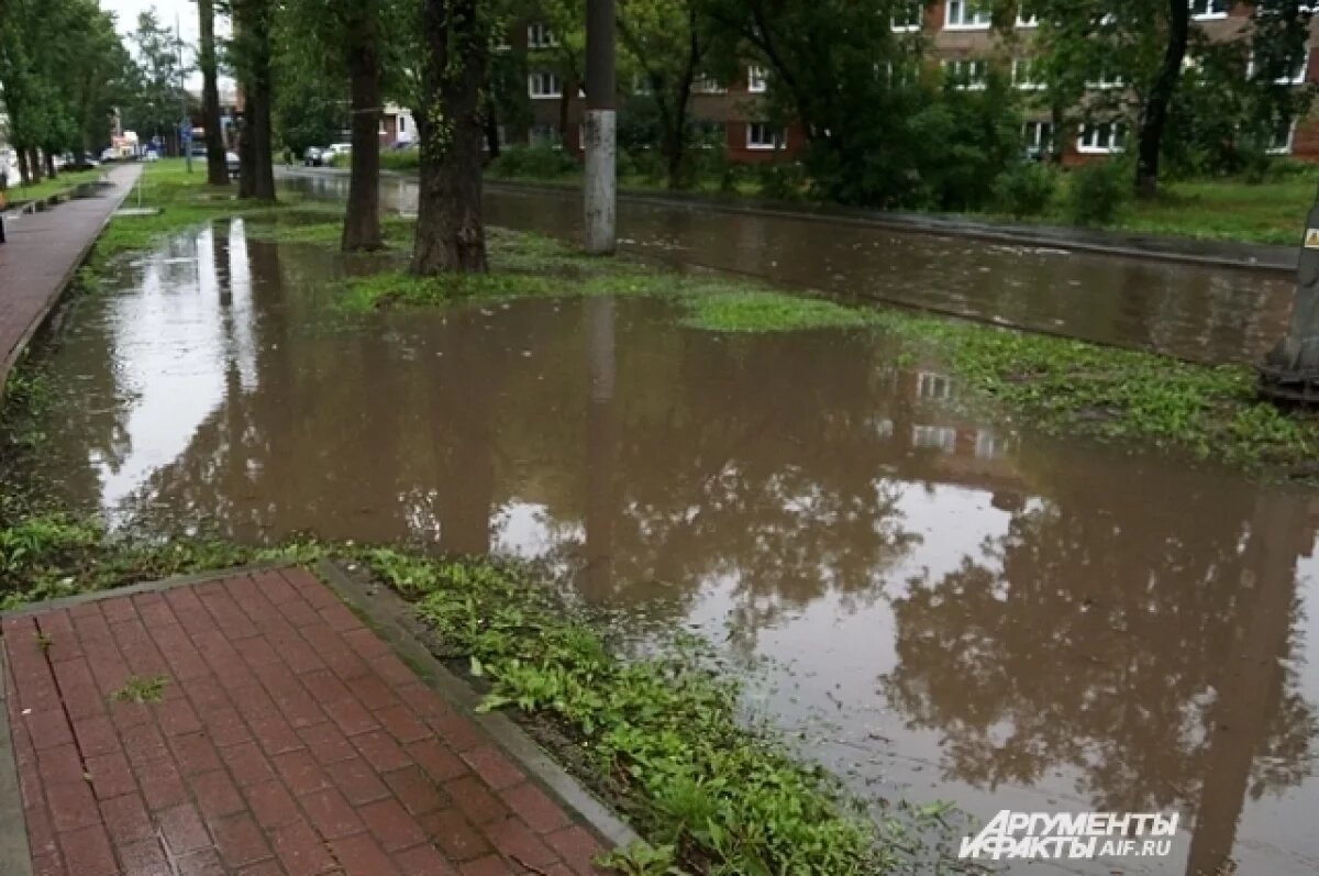    Во время мощного ливня в Перми затопило дороги и тротуары
