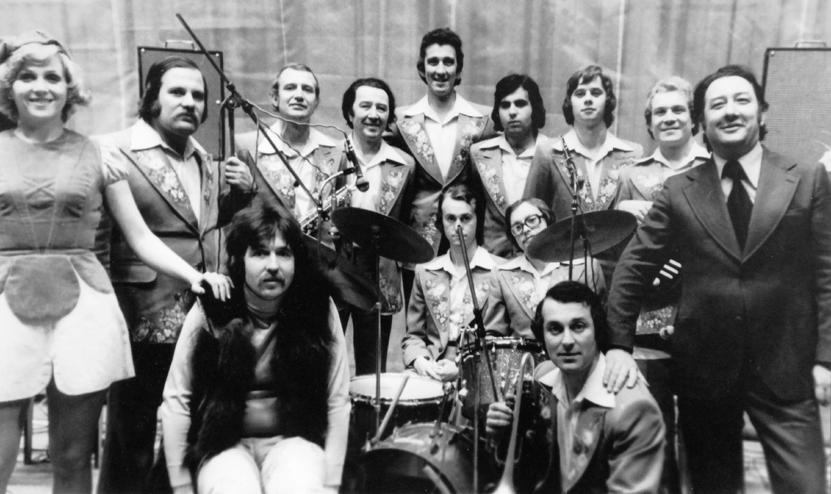 Состав "Голубых гитар" в костюмах для мюзикла. В. Малежик в шкуре Серого Волка