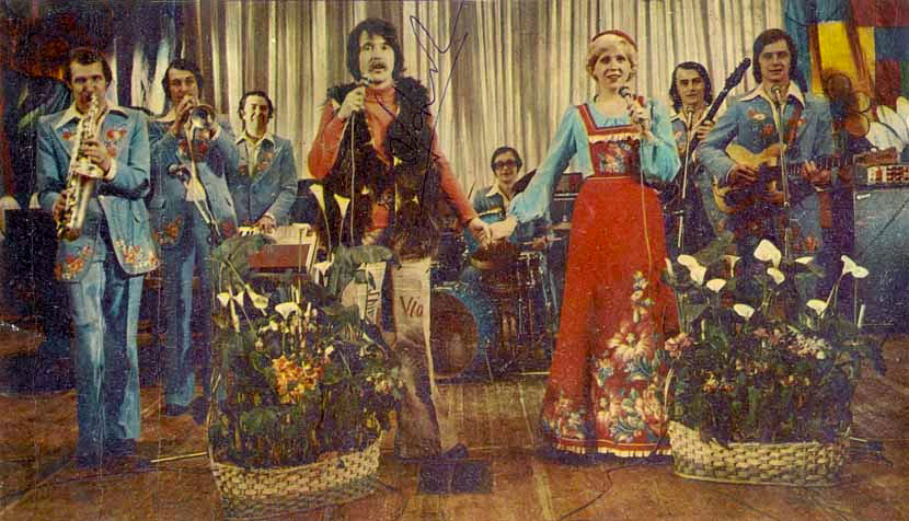 Сцена из мюзикла: Станислав Борисов, Михаил Дадаев, Юрий Гранов, Вячеслав Малежик, Виктор Дегтярев, Наталья Киреева, Евгений Казанцев, Алексей Милославский