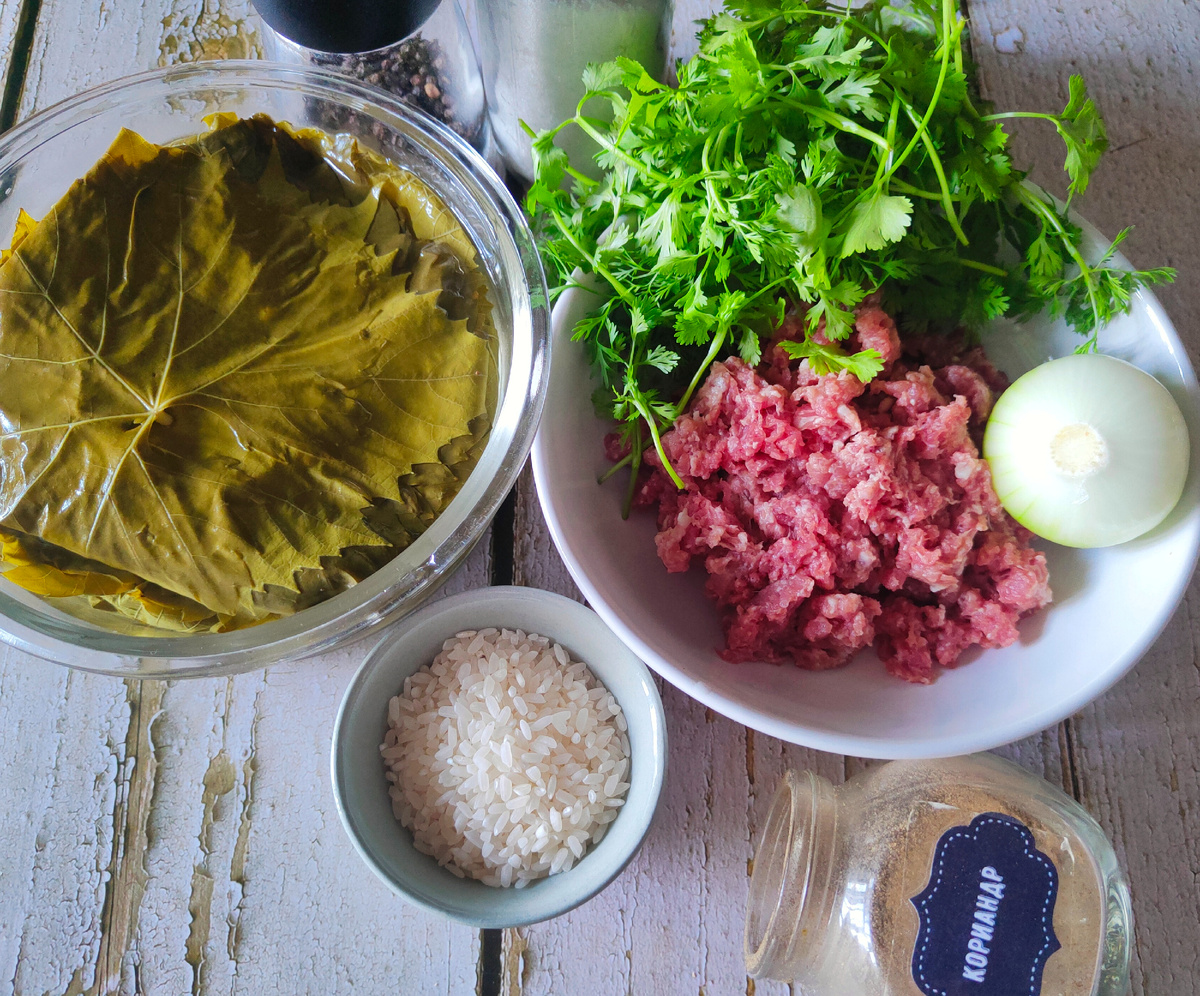 Я использую маринованные виноградные листья. Если у вас растёт виноград, можно заготовить их самостоятельно. Для этого подходят молодые листья белых сортов.