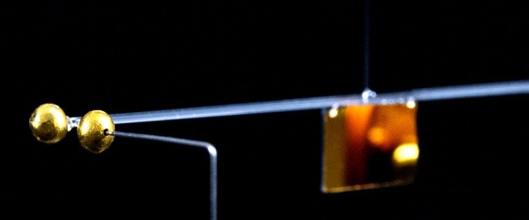 Эти настольные весы могут измерять силу притяжения между очень маленькими массами. Источник: Вестфаль Т. и др., Nature