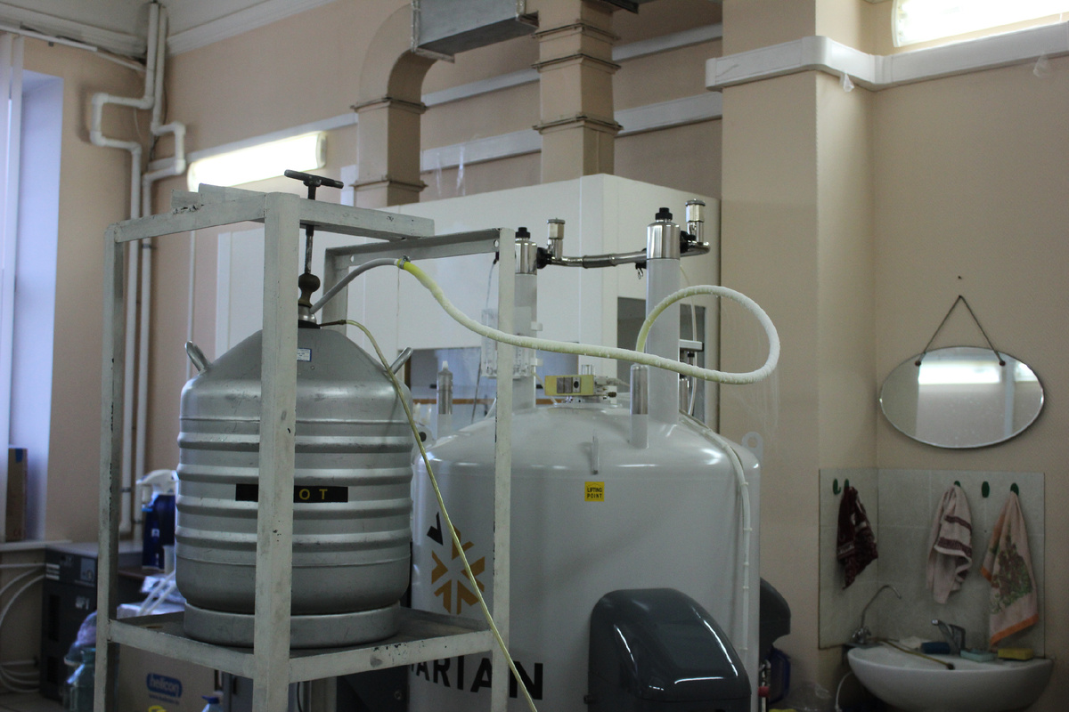 Спектрометр ядерного магнитного резонанса