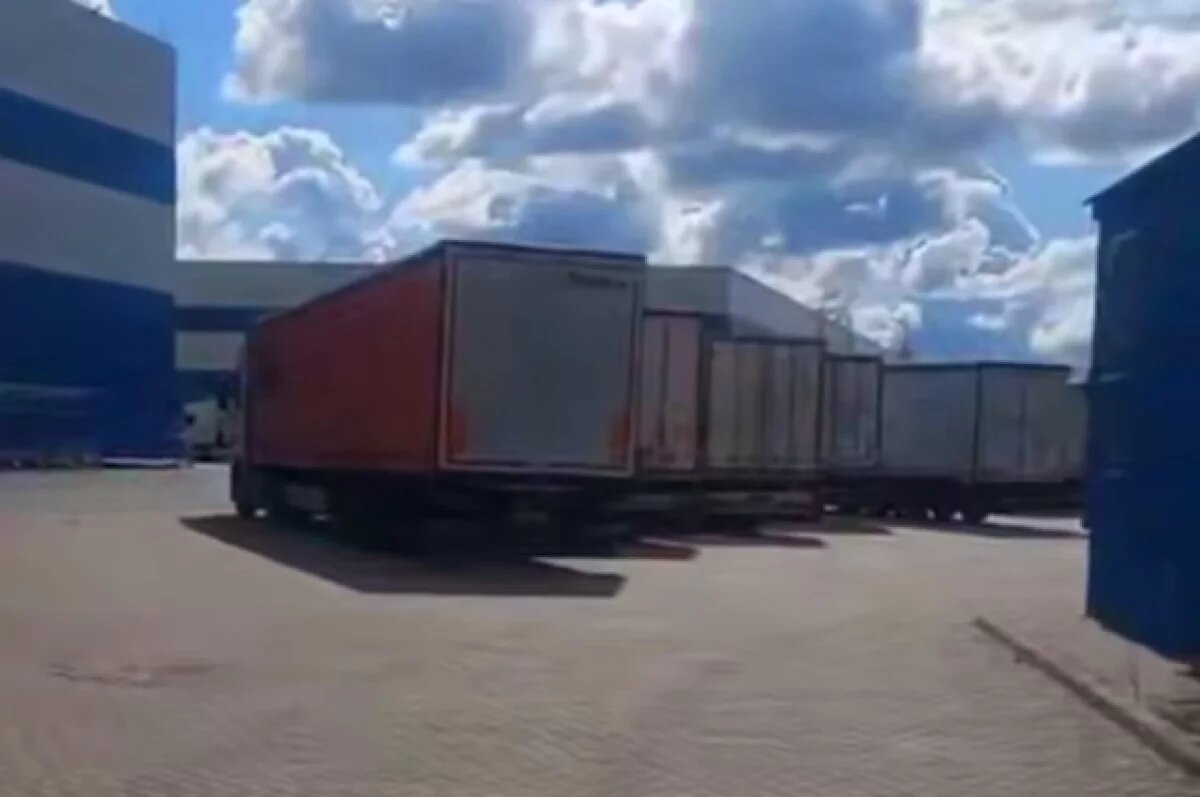    Десятки фур не могут дождаться выгрузки у склада маркетплейса в Парголово
