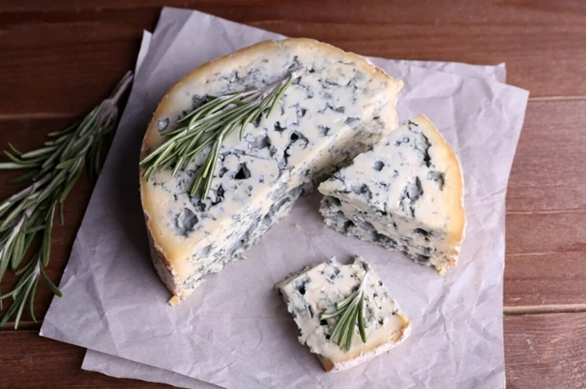    Два человека погибли после отравления сыром с плесенью во Франции