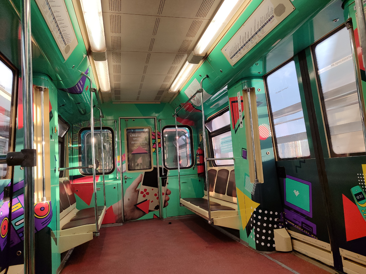 Салон бирюзового поезда в лучах закатного солнца, с этой стороны он похож на любой другой тематический поезд