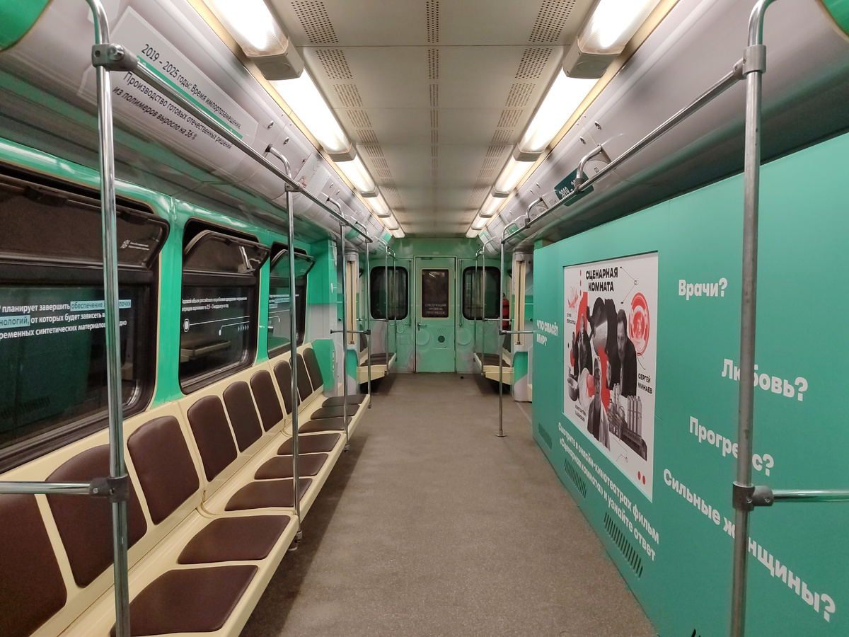 С одной стороны нет сидений, а просто глухая стена. Что-то напоминает, не правда ли? 