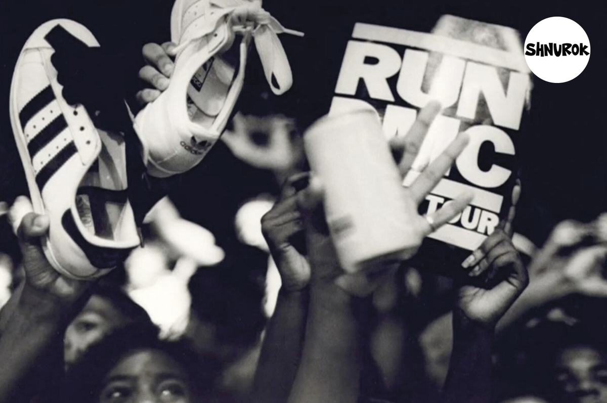 Фанаты Run-DMC поднимают "суперстары" в воздух на концерте