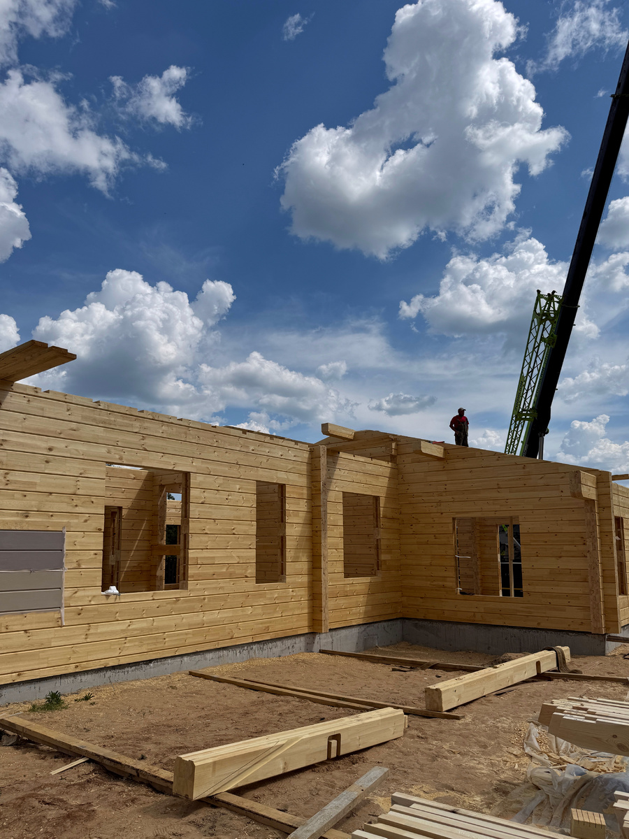 Идет сборка стропильной системы гаража