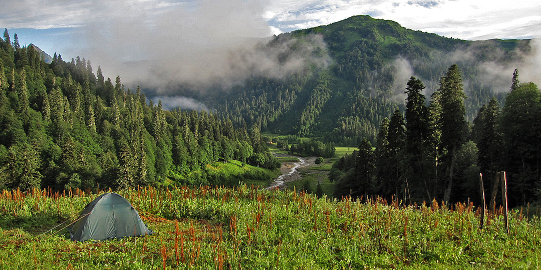 Отпуск в абхазском Цандрипше: как отдохнуть среди гор и эвкалиптов?