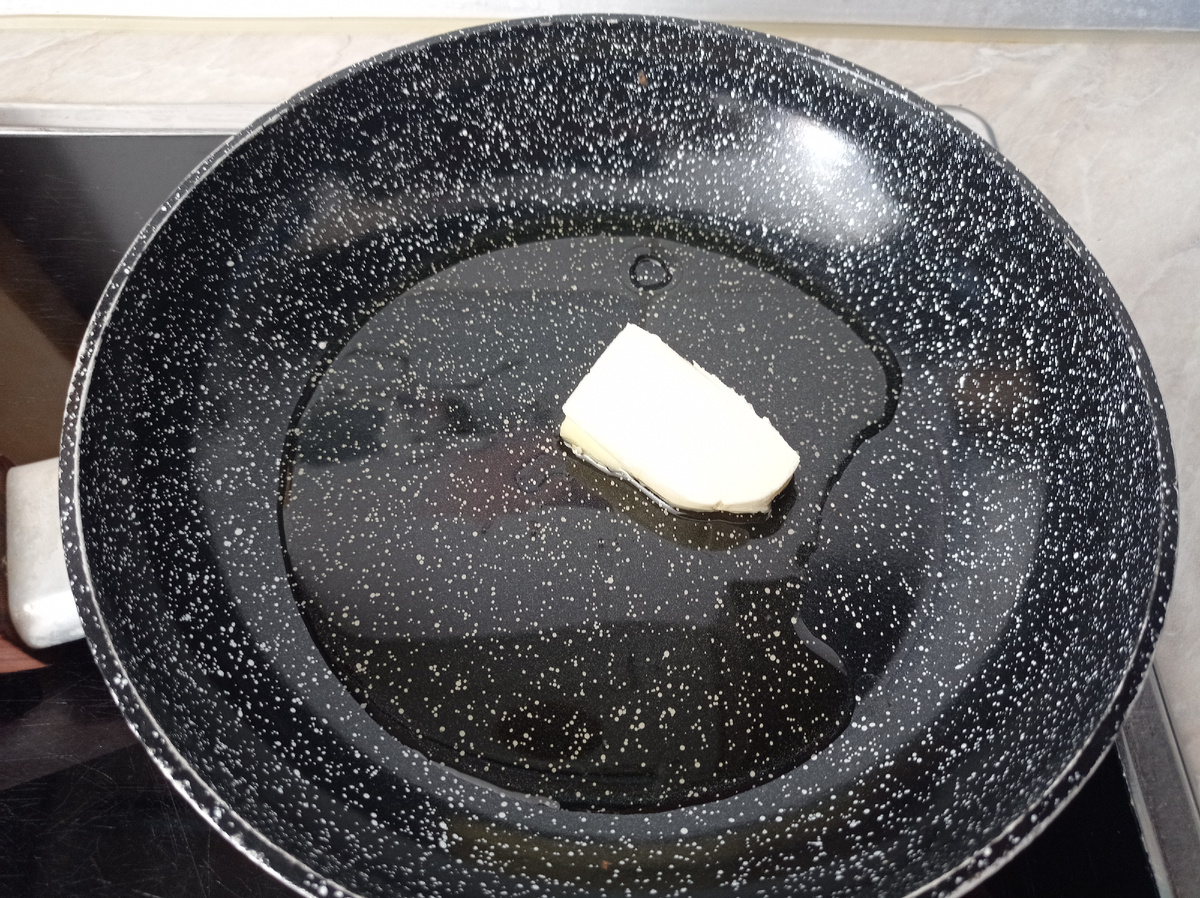 Сковорода с маслом на плите