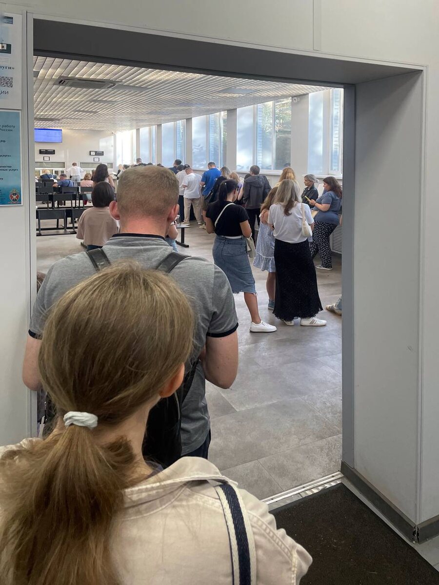 Это ВСЕ люди в то самое единственное окно. Почему не открыть 5 окон, 10? Что за хрень?