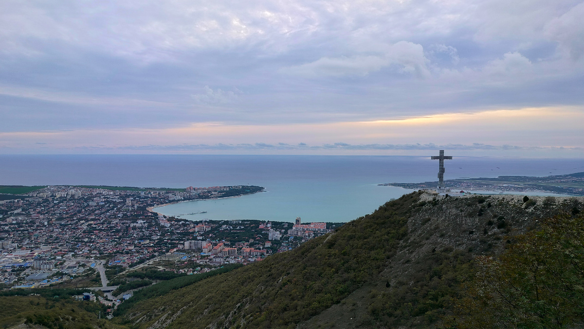Вид на Геленджик, бухту с Мархотского Хребта
