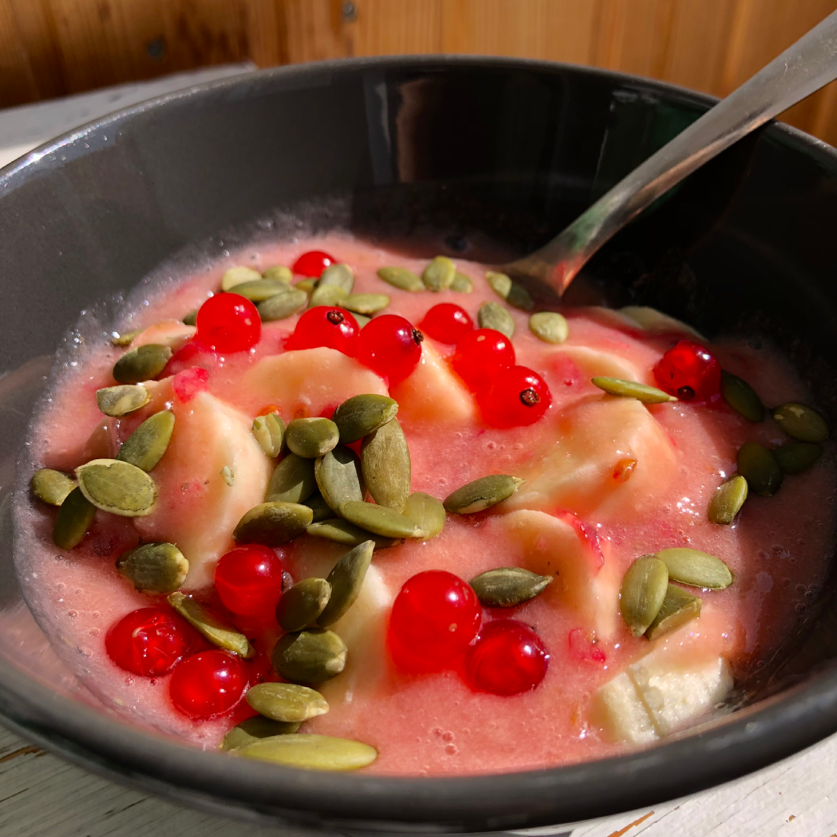 Летние кайфы: смузи из банана и красной смородины