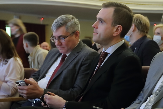    Михаил Симонян (справа) с замминистра культуры Новосибирской области Юрием Зимняковым. Фото Михаила Перикова из архива «Континента Сибирь»