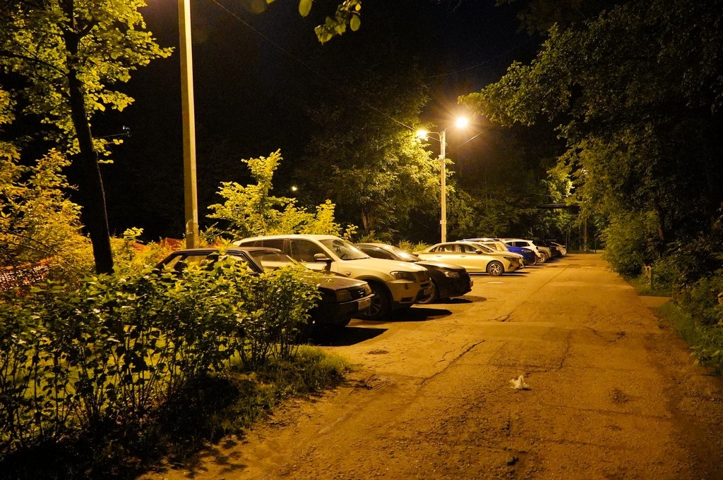 Ночь. Улица. Фонарь. Апте... т.е. парковка...