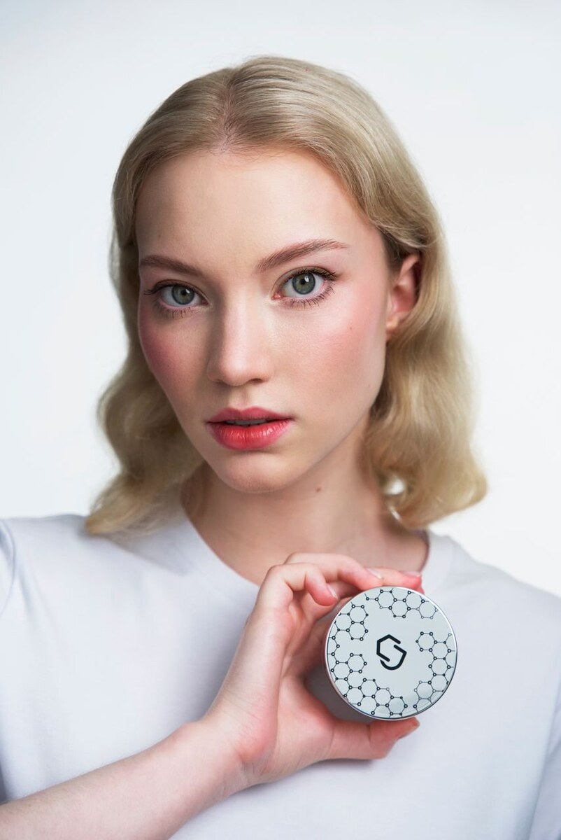 Влада выбирает оттенок 01 BASE пудры Natinco Hydra Healeary, он подходит для светлой кожи, смотрится натурально и естественно