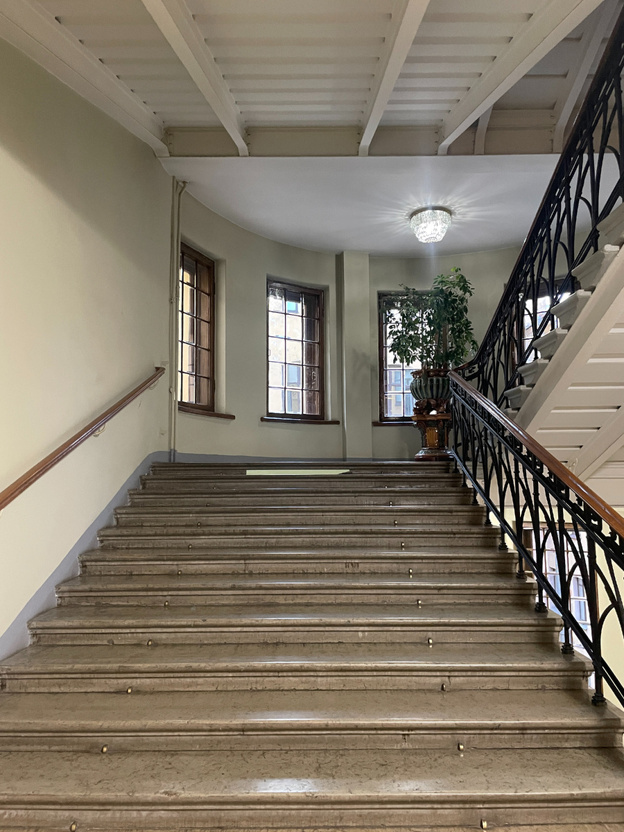 Во-первых, театр выглядит очень презентабельно (Есть что почитать и где сфотографироваться). Во-вторых, репертуар не напряжный (Глубокое произведение может вызвать резонанс или испортить настроение - зачем это в отпуске). В-третьих, прекрасное расположение: до спектакля можно зайти поесть пышек, после - в любой ресторан и бар.