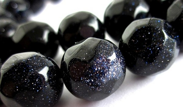 Авантюриновое стекло. Изображение взято в свободном доступе.