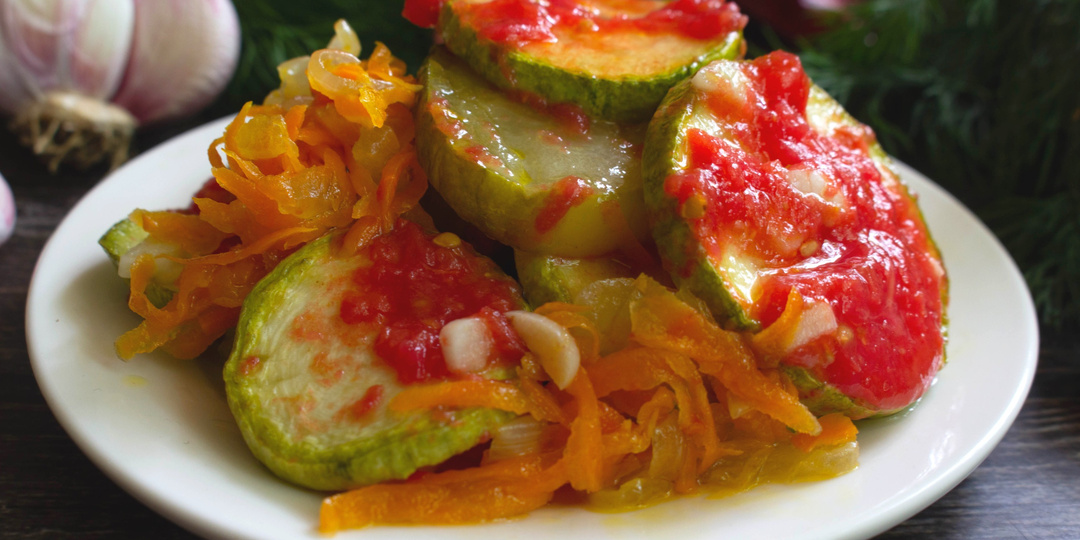 Овощная закуска слоями с чесноком и уксусом