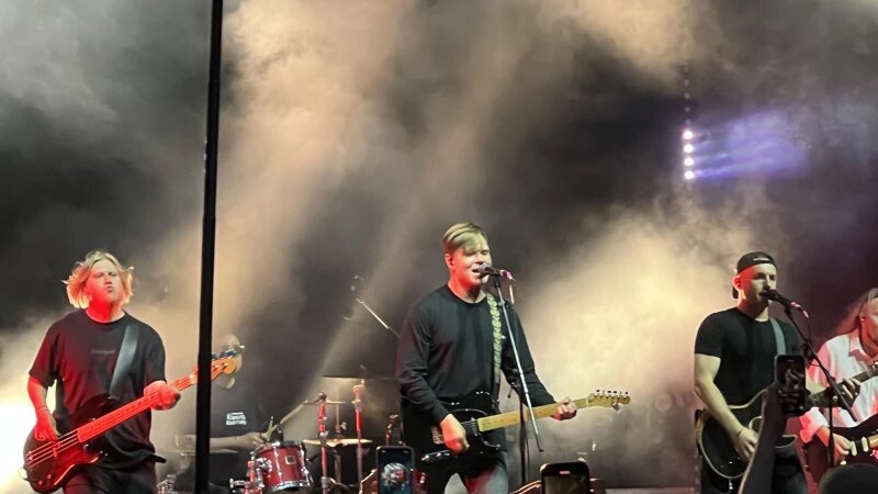     Фестиваль «Шум Катуни» на Алтае. Выступление группы «Комната культуры». Софья Комарова