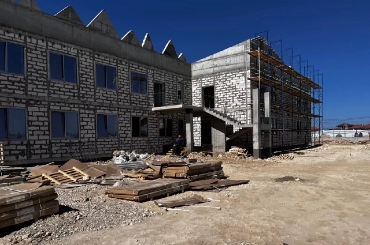    Строящийся в Евпатории вблизи озера Мойнаки детсад готов наполовину