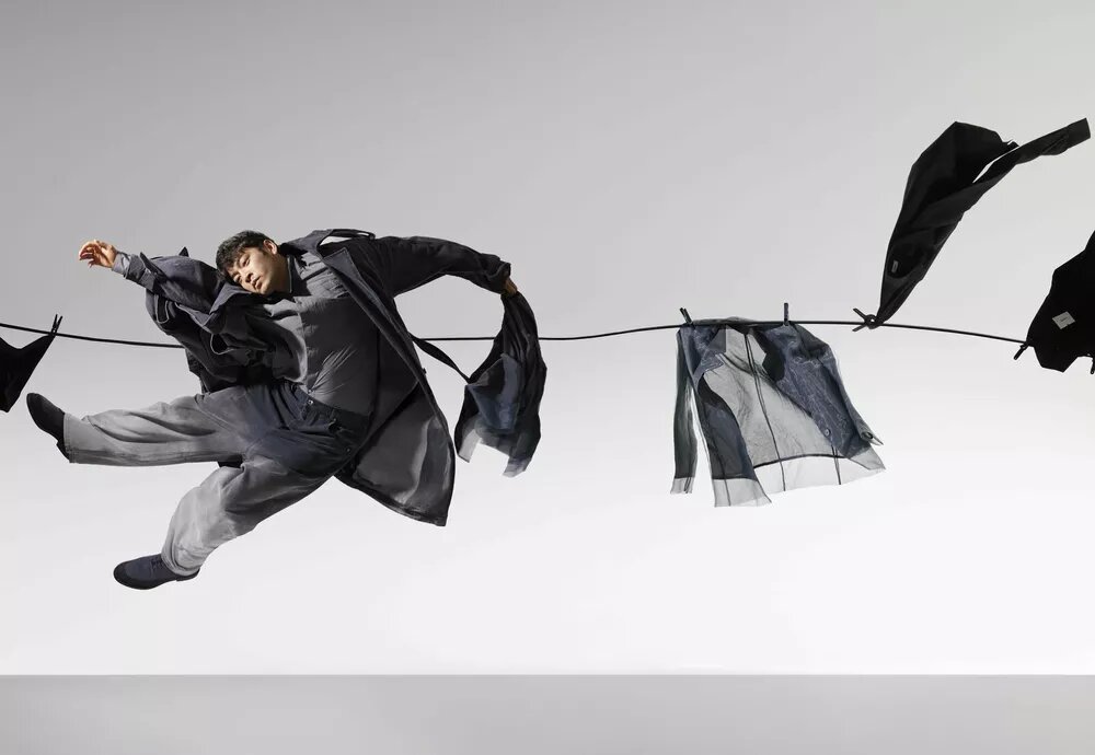 Плащ и джинсы, Red September; рубашка, Limē; ботинки, NO ONE📷
