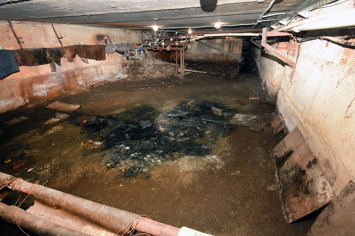 Даже просто спуститься в это «укрытие» — то ещё испытание  📷
