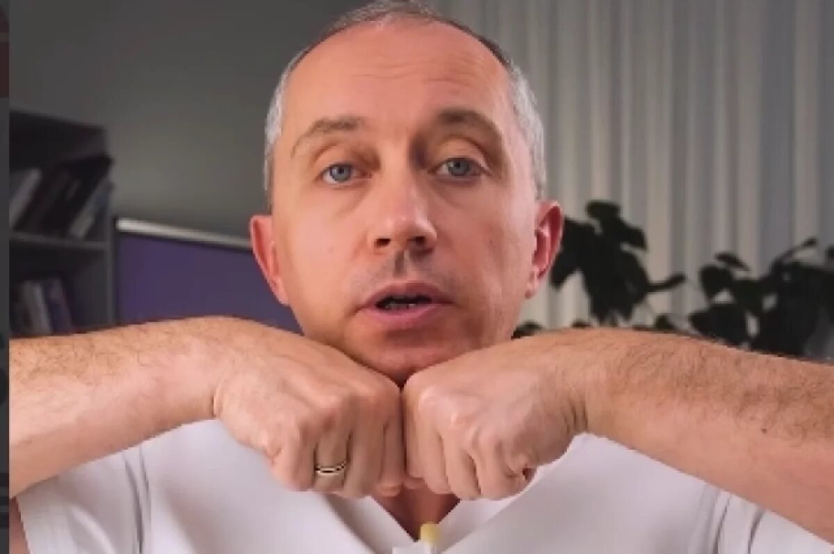    Доктор Шишонин показал мгновенно бодрящее упражнение