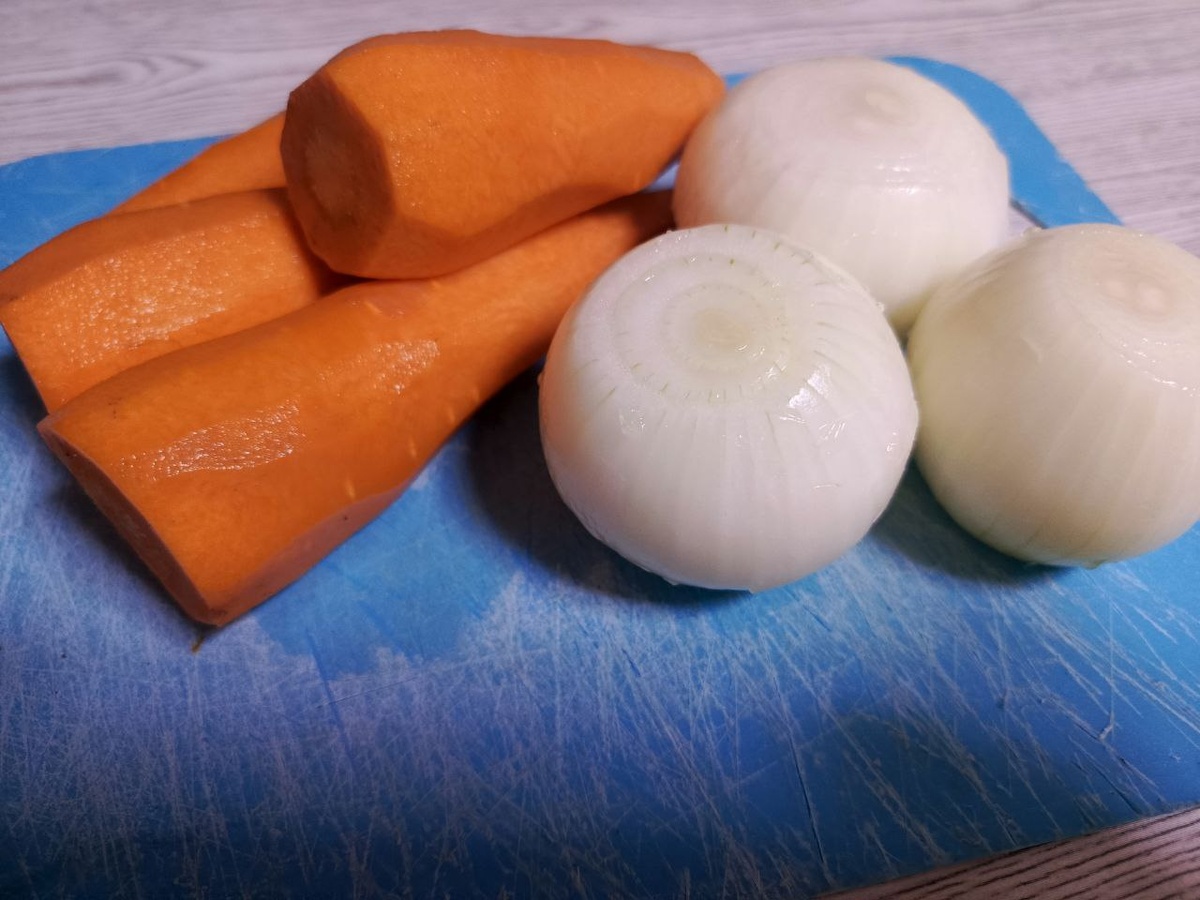 Первым делом замочите рис и оставьте набухать, пока занимаетесь подготовкой других продуктов. Очистите овощи (лук и морковь).