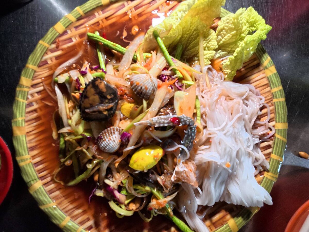 Это фото салата. Немного не в фокусе получилось, ну вы понимаете почему. 