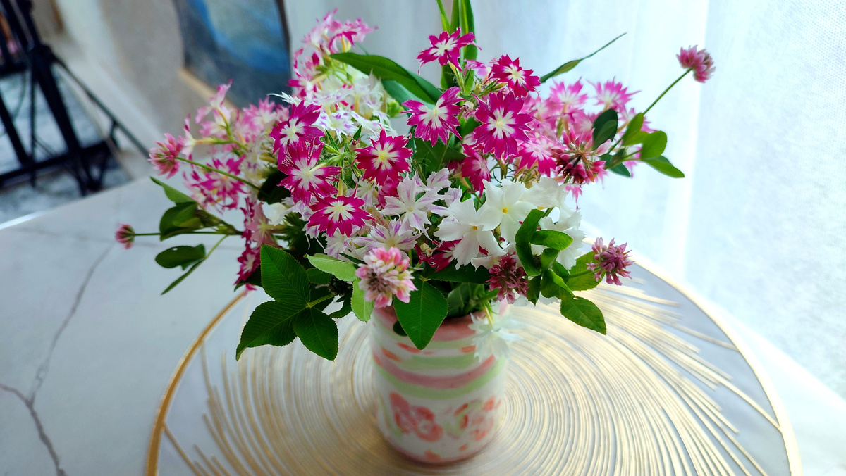 Собрала новый букет в розово-белом цвете. Дополнила зеленью клевера