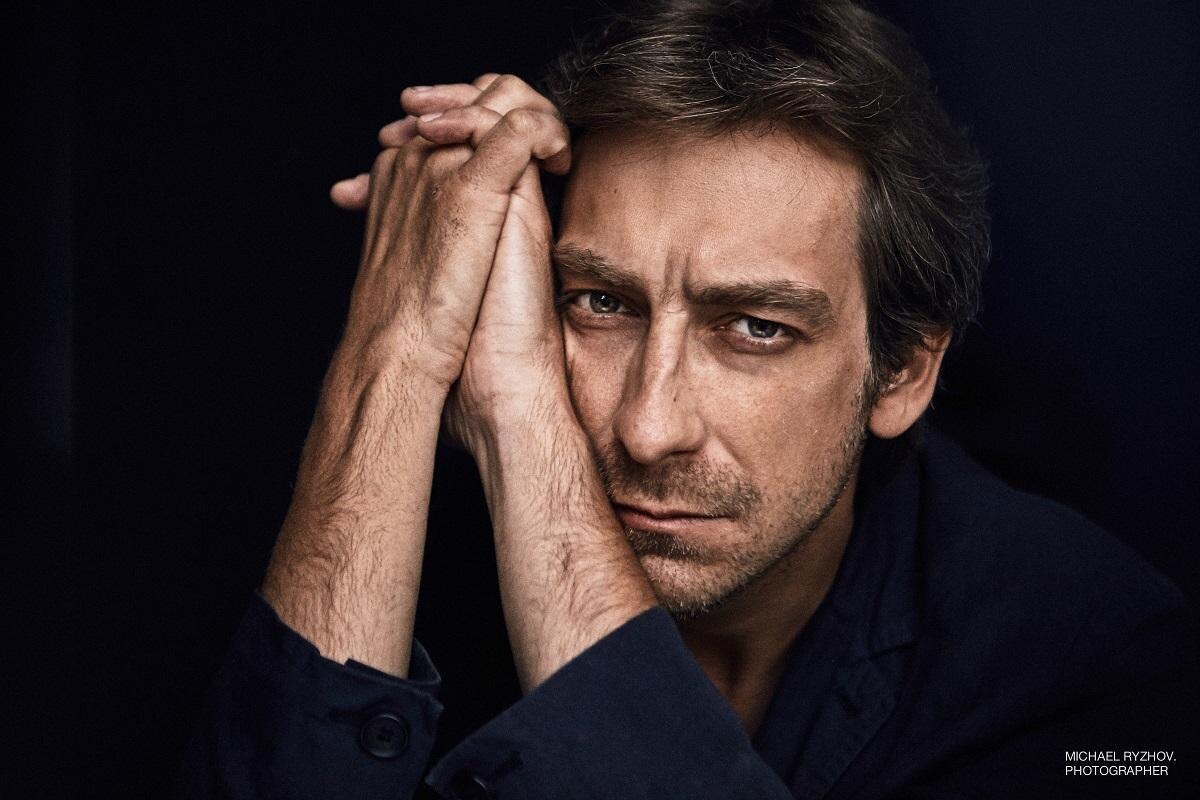 Артем Валерьевич Ткаченко – один из наиболее востребованных российских актеров, на счету которого свыше полусотни воплощенных на экране глубоких и многослойных образов. Чаще всего – это персонажи с прошлым, за которыми тянется шлейф необъяснимых событий и мрачных тайн. В целом же ему подвластны самые разные жанры и амплуа. 