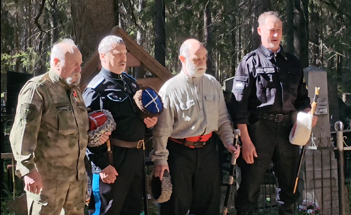 Казачий хор исполнил окло могилы Краско траиционное "Любо!"