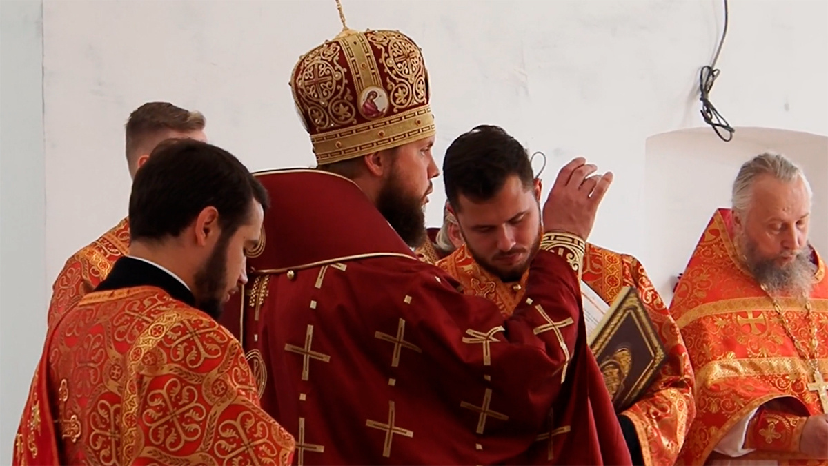 Кадр из видео: митрополит митрополит Владимирский и Суздальский Никандр в праздничном облачении во время службы в храме Ильи Пророка в Ильин день