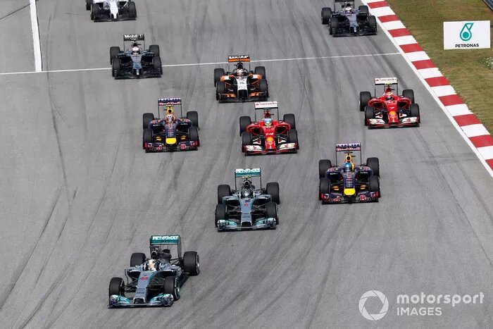 Льюис Хэмилтон, Mercedes W05, лидирует Нико Росберг, Mercedes W05, Себастьян Феттель, Red Bull Racing RB10 Renault, Фернандо Алонсо,Ferrari F14T, Даниэль Риккардо, Red Bull Racing RB10 Renault, Кими Райкконен, Ferrari F14T, Нико Хюлькенберг, Force India VJM07 Mercedes, и
Кевин Магнуссен, McLaren MP4-29 Mercedes, на старте