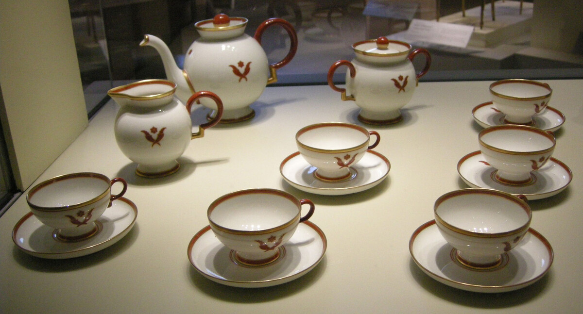 Кофейный сервиз из фарфора производства фабрики Джинори-Доччья созданный Джовани Понти. Фото: I, Sailko, CC BY 2.5, https://commons.wikimedia.org/w/index.php?curid=6541953