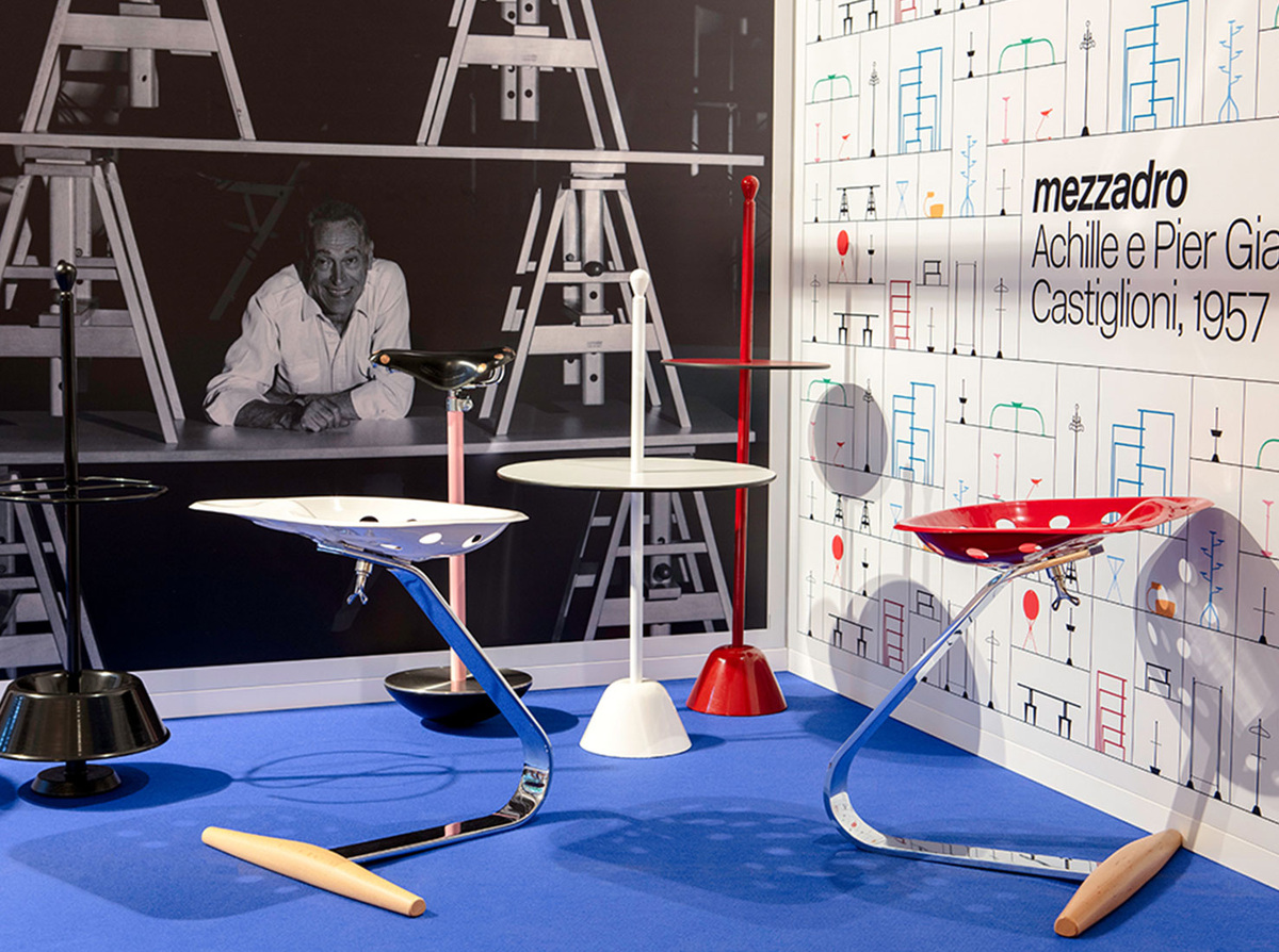 Табурет Mezzadro .Выставка, посвященная дизайну братьев Кастильони, организованная Zanotta.