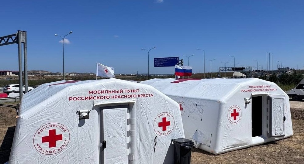 На выезде из Крыма скопилась 10-километровая пробка. Как помогают туристам