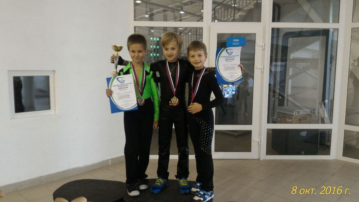 Маленький Артем Валов (справа). Источник: личный архив