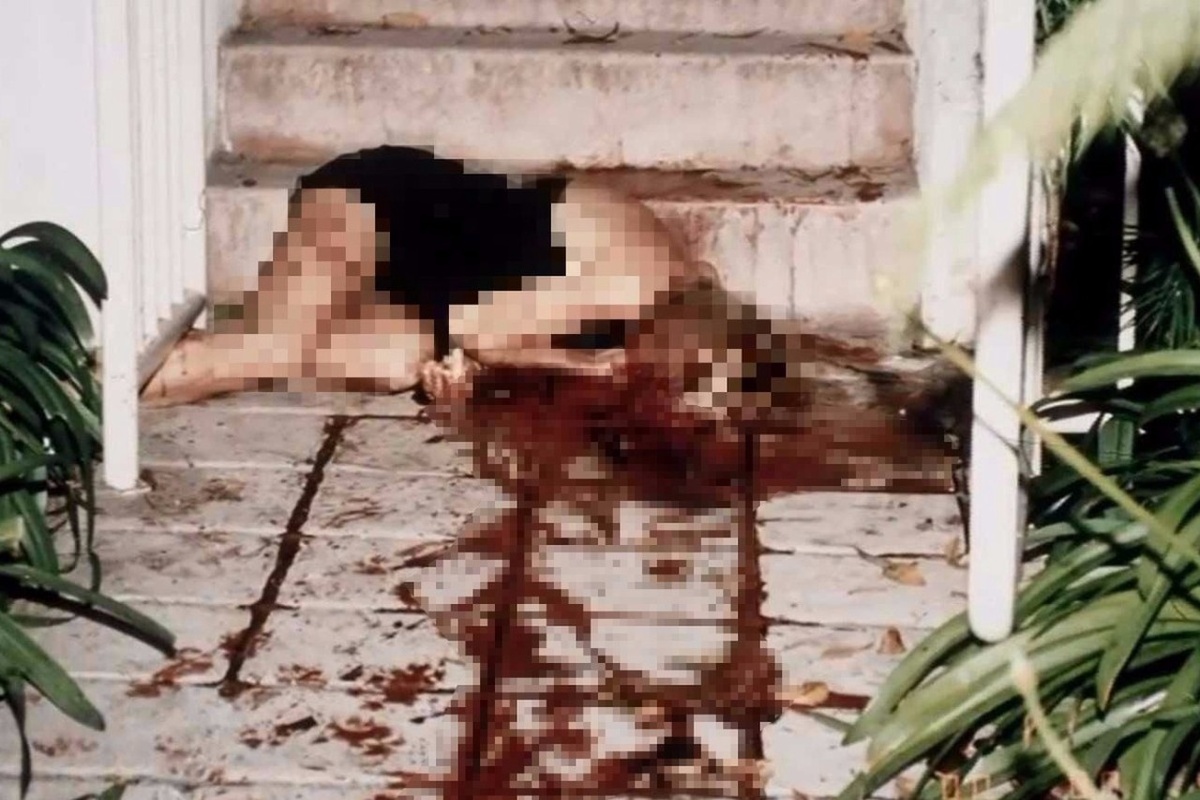 Фото © Wikipedia / Los Angeles Police Department / Тело Николь Браун Симпсон