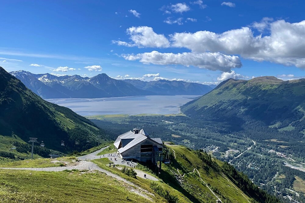    Анкоридж — крупнейший город Аляски, расположенный в южной части штата. Название отсылается к английскому слову anchor — «якорь», поскольку в окрестностях находилась якорная стоянка для судов. Фото: РИА Новости/ Сергей Попов