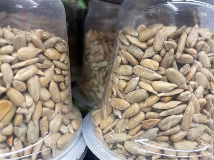     Также жареные семечки способствуют быстрому старению из-за конечных продуктов гликирования. Фото: МК в Великом Новгороде
