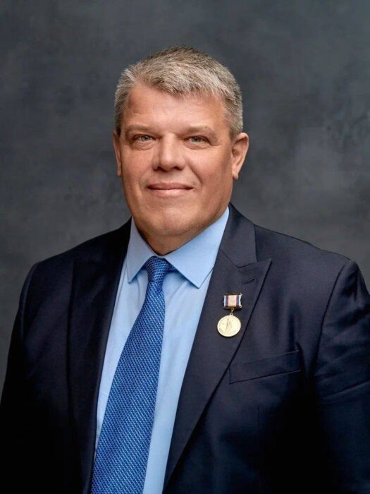    Виталий Шиян — руководитель отделения Всероссийского проекта «Аллея Российской Славы» в Санкт-Петербурге и Ленинградской области, депутат МО Остров Декабристов