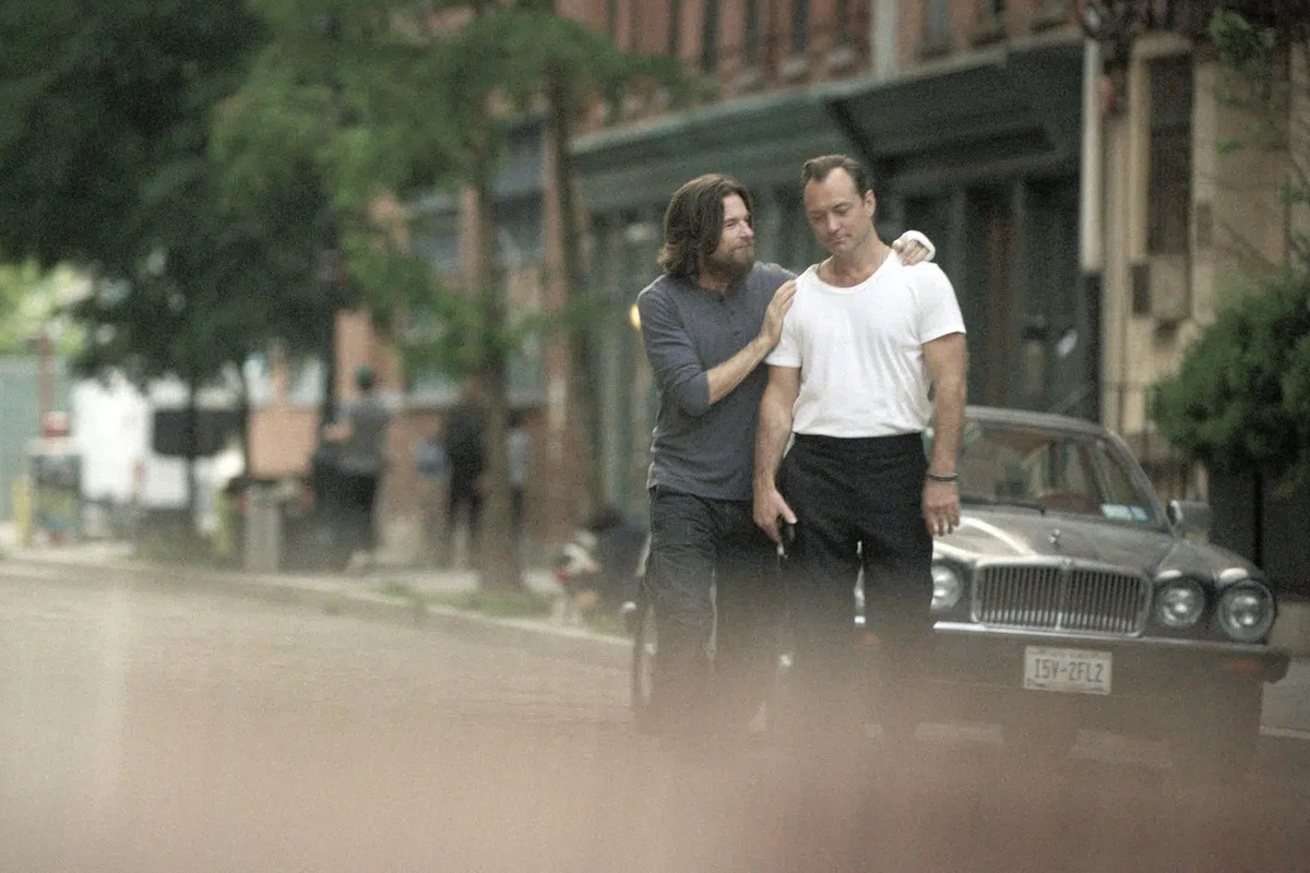 Если все звезды сойдутся, у Netflix наконец-то будет хитовая драма, каких не было давно. Источник: кадр из сериала «Черный кролик» / Netflix📷
