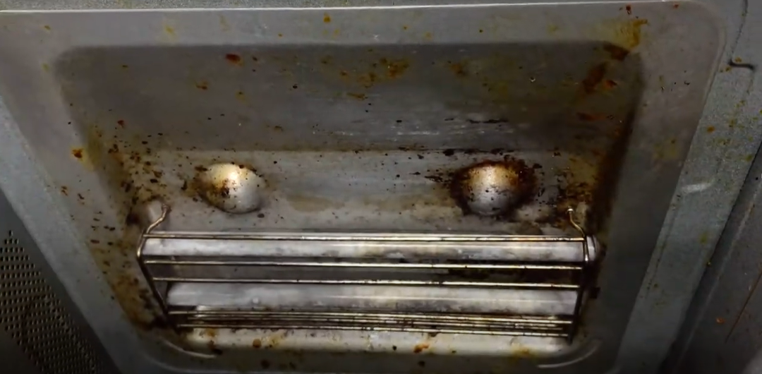 Чистим микроволновку от нагара и жира: народные методы против бытовой химии!