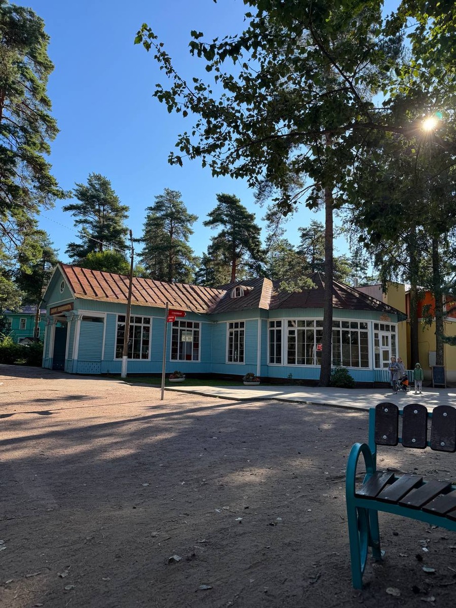 Бывшая столовая - на заднем плане современная пристройка