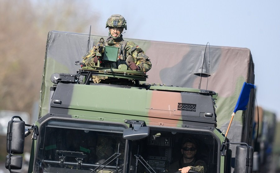 Колонна автомобилей бундесвера и солдат движется по дороге на военные учения в Германии - Фото: Julian Stratenschulte/dpa/picture-alliance