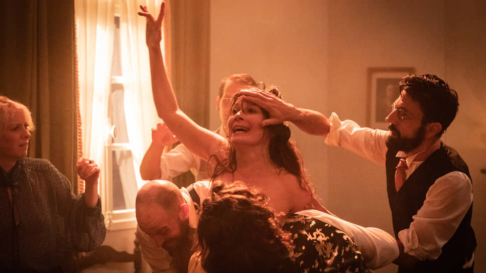 В спектакле Гослена «Le Passe» по пьесе Леонида Андреева история об одной теряющей себя женщине оборачивается протяжным, безнадежным криком перед концом света.📷Фото: Simon Gosselin