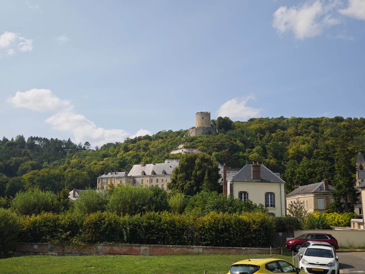 Вид на Ля Рош Гийон. Донжон виден издалека.