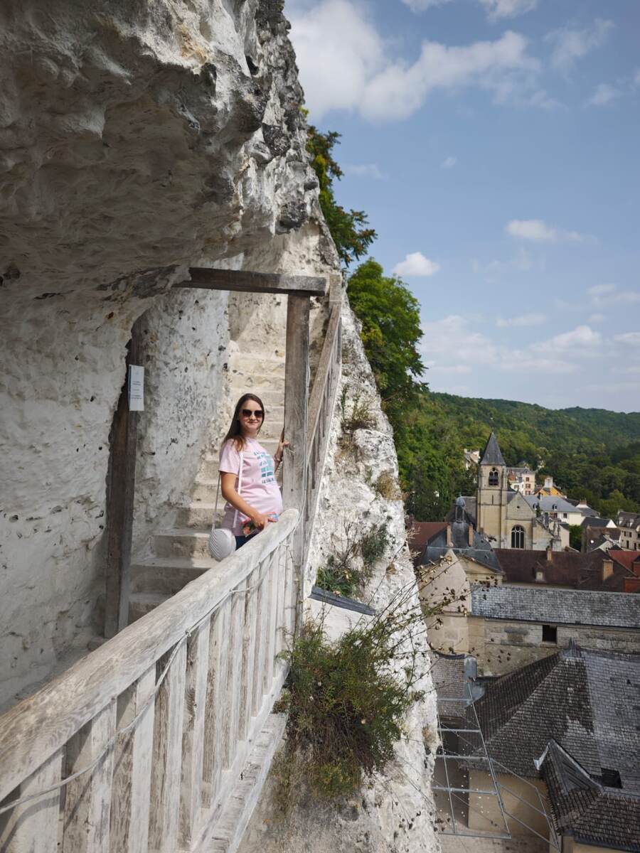 "Открытая" лестница, представляющая собой красивый балкончик, плавно переходит в...